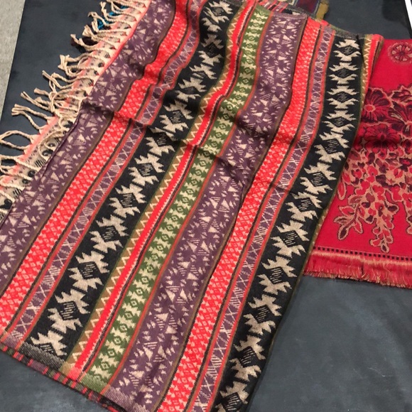 Shawl or scarves - Picture 6 of 8